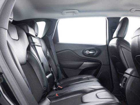 Used 2019 Jeep Cherokee Latitude Plus w/ Cold Weather Group FWD image 31