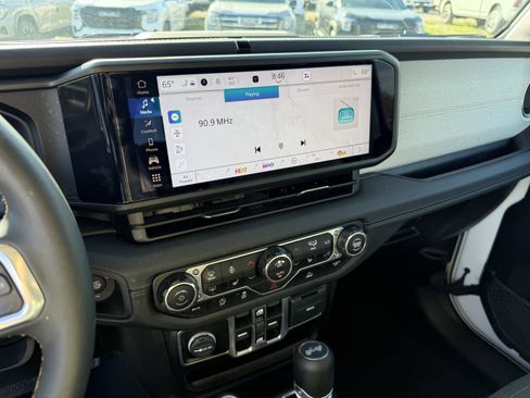 Used 2025 Jeep Wrangler Sahara image 19