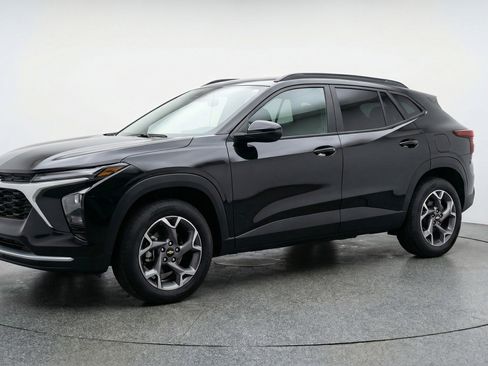 Used 2025 Chevrolet Trax LT image 3