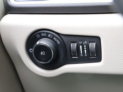 Used 2024 Chrysler Pacifica Touring-L FWD image 38