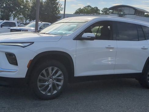 Used 2025 Buick Enclave Preferred w/ Power Package image 4