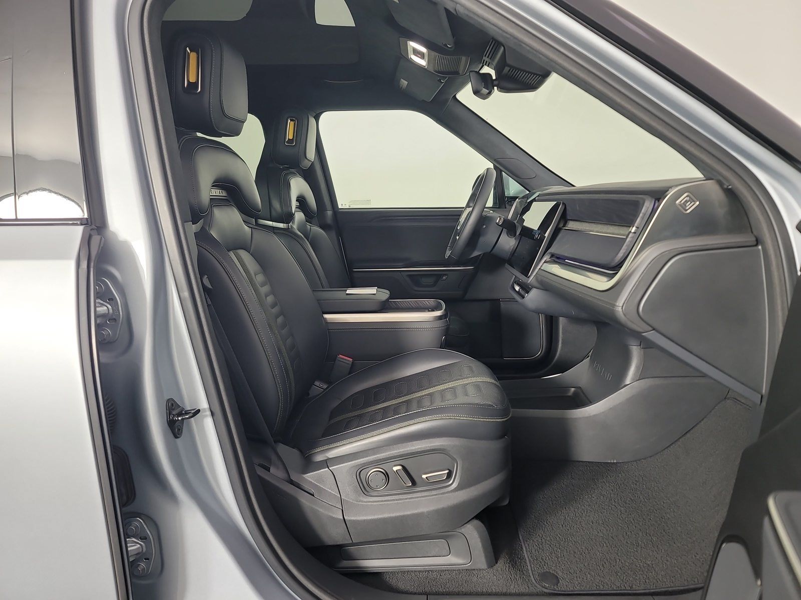 Used 2025 Rivian R1S Adventure Dual AWD/4WD image 24