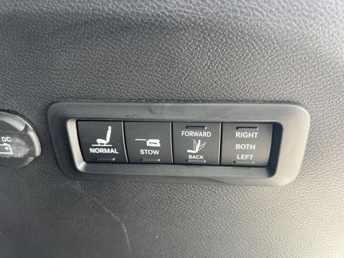 Used 2023 Chrysler Pacifica Limited w/ Uconnect Theater Family Group image 33