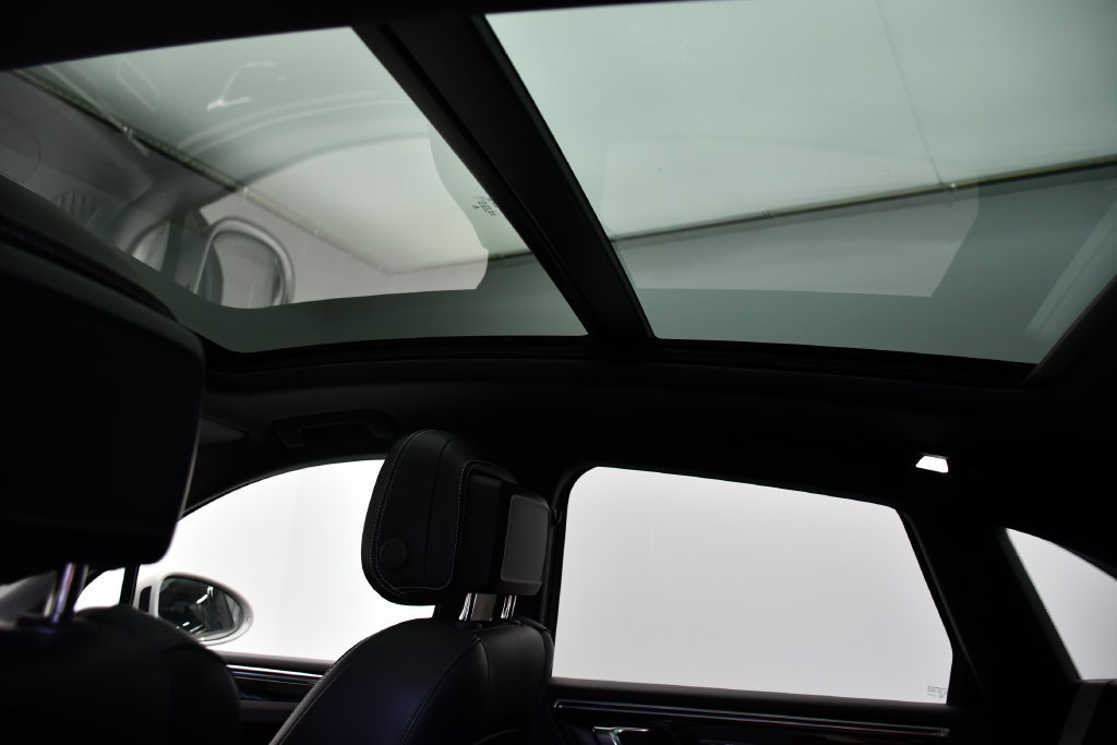 Certified 2024 Porsche Macan AWD/4WD image 17