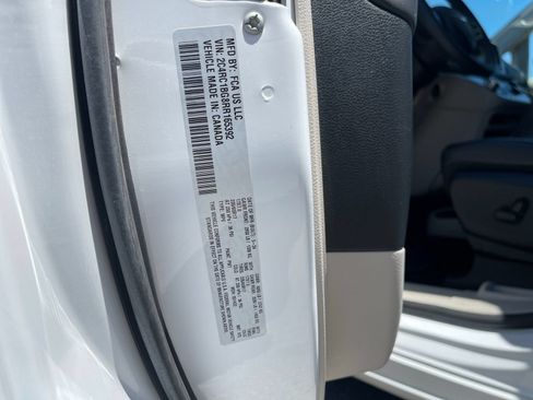 Used 2024 Chrysler Pacifica Touring-L FWD image 33