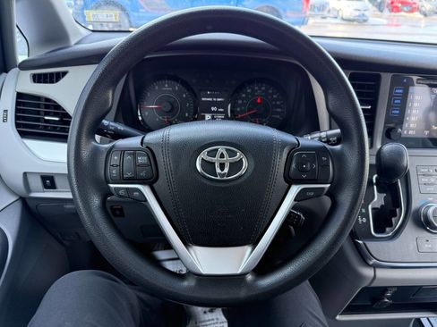 Used 2016 Toyota Sienna LE image 24