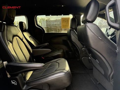 Used 2025 Chrysler Pacifica Select FWD image 12