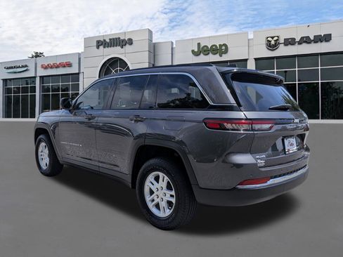 Certified 2024 Jeep Grand Cherokee Laredo w/ Trailer Tow Package AWD/4WD image 5