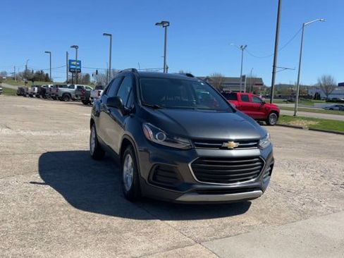 Used 2018 Chevrolet Trax LT w/ LT Convenience Package image 3