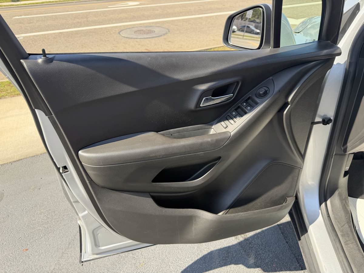 Used 2019 Chevrolet Trax LT w/ LT Convenience Package AWD/4WD image 11