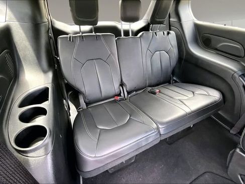 Used 2021 Chrysler Pacifica Touring-L w/ Uconnect Theater Family Group FWD image 24