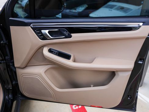 Certified 2023 Porsche Macan AWD/4WD image 36