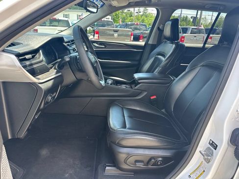 Used 2023 Jeep Grand Cherokee Limited w/ Black Appearance Package AWD/4WD image 14