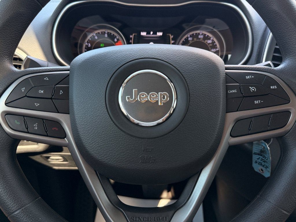 Used 2019 Jeep Cherokee Latitude w/ Popular Appearance Group FWD image 11