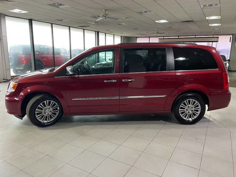 Used 2015 Chrysler Town & Country Touring-L w/ Driver Convenience Group image 4