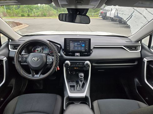 Used 2021 Toyota RAV4 LE FWD image 10