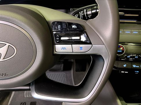 Used 2025 Hyundai Elantra SEL image 12