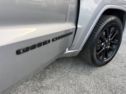 Used 2017 Jeep Grand Cherokee Altitude AWD/4WD image 15