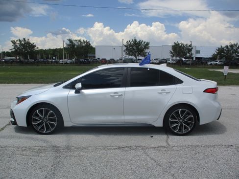 Used 2022 Toyota Corolla SE w/ SE Premium Package FWD image 4