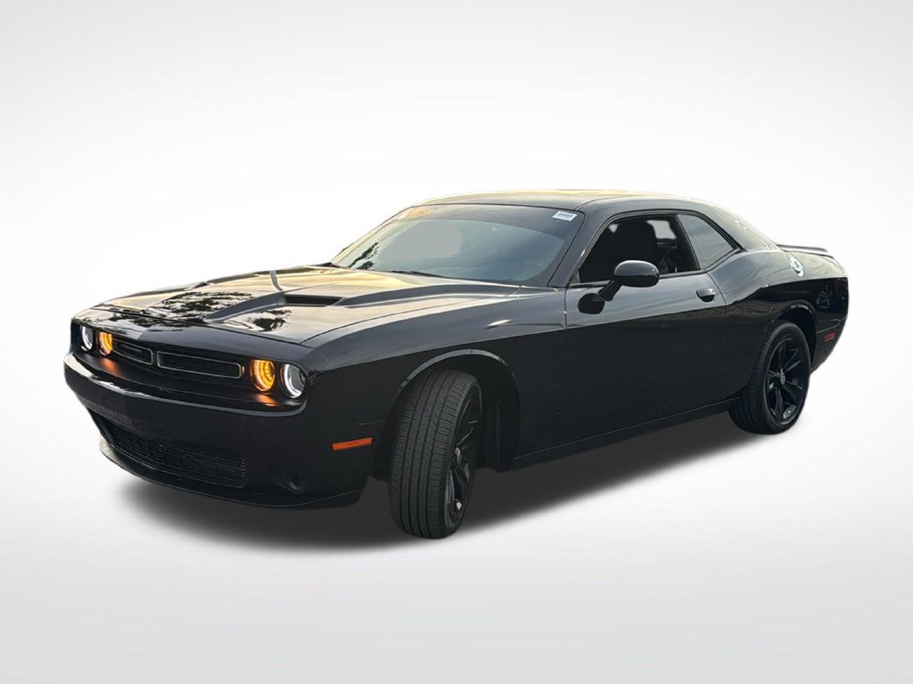 Used 2018 Dodge Challenger SXT RWD image 3
