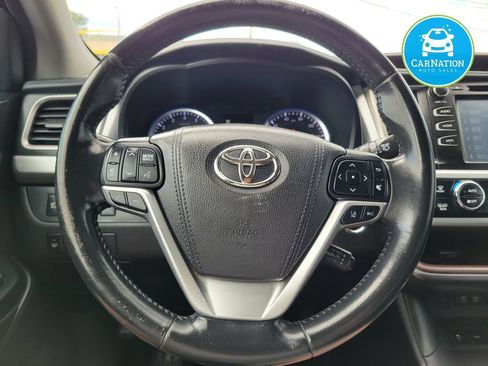 Used 2017 Toyota Highlander XLE AWD/4WD image 16