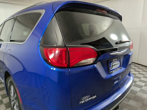 Used 2020 Chrysler Pacifica Touring-L Plus FWD image 12