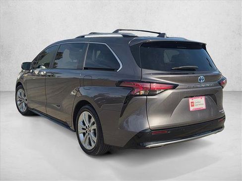 Used 2022 Toyota Sienna Platinum image 8
