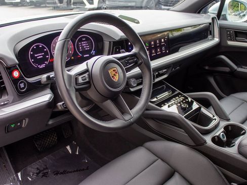 Used 2024 Porsche Cayenne w/ Premium Package image 11