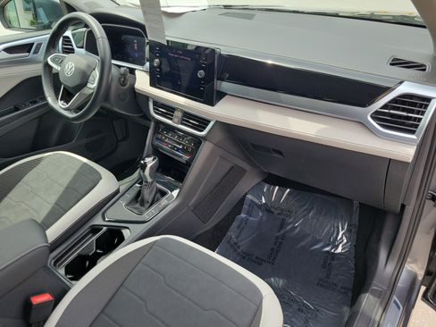 Certified 2025 Volkswagen Taos SE FWD image 12