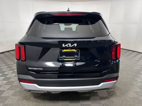 Used 2024 Kia Sorento LX image 4