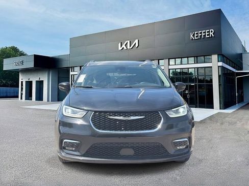 Used 2022 Chrysler Pacifica Touring-L FWD image 3