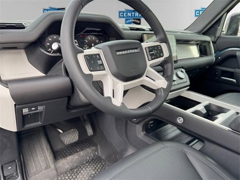 Used 2025 Land Rover Defender 90 X-Dynamic SE image 10