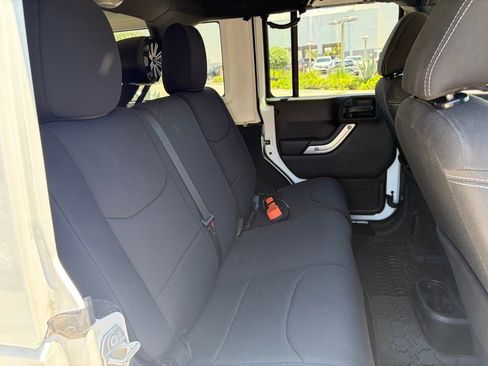 Used 2018 Jeep Wrangler Unlimited Sahara AWD/4WD image 18