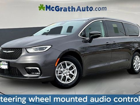 Used 2023 Chrysler Pacifica Touring-L FWD image 3