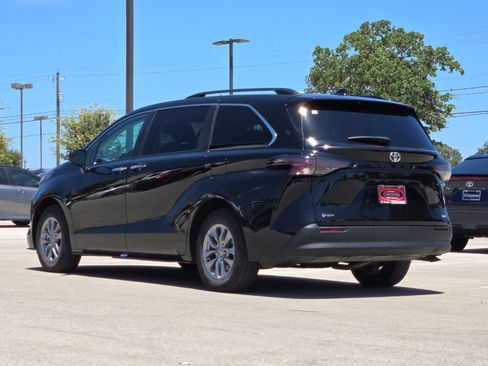Certified 2026 Toyota Sienna XLE FWD image 3