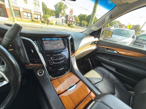 Used 2015 Cadillac Escalade Luxury image 22