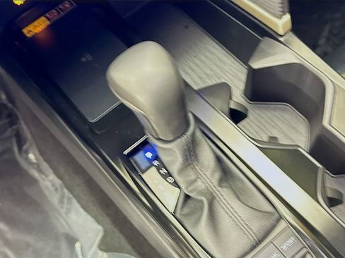 Used 2025 Toyota Camry SE image 17