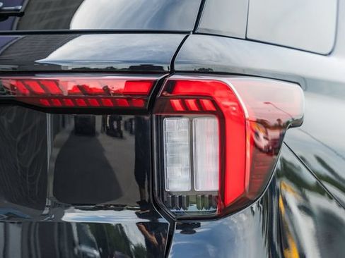 Used 2025 Ford Explorer ST-Line w/ ST-Line Street Pack AWD/4WD image 8