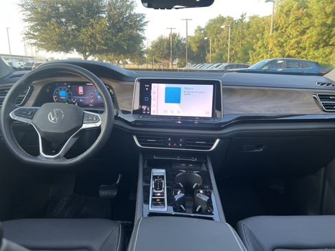 Used 2025 Volkswagen Atlas SE w/ Panoramic Sunroof Package FWD image 23