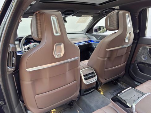 Used 2023 BMW i7 xDrive60 w/ Executive Package 2 AWD/4WD image 46