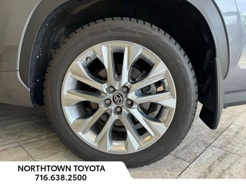 Used 2023 Toyota Highlander Limited AWD/4WD image 9