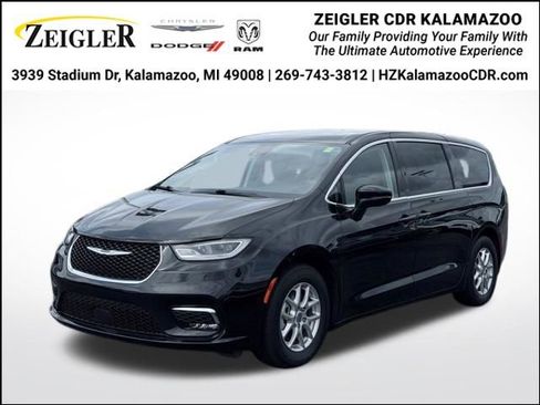 Used 2023 Chrysler Pacifica Touring-L FWD image 1