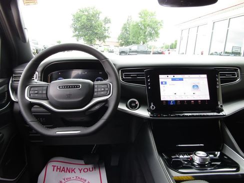 Used 2025 Jeep Wagoneer L Series II w/ 8-pass Seating Package AWD/4WD image 5
