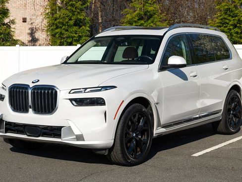 Used 2024 BMW X7 xDrive40i w/ Premium Package AWD/4WD image 3