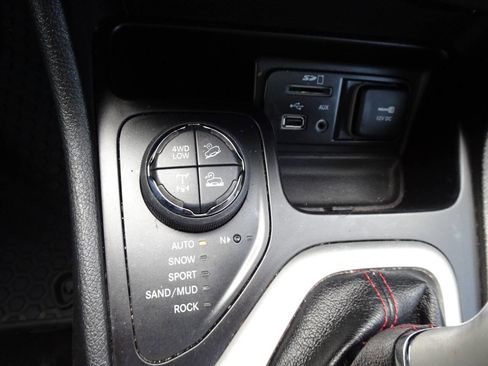 Used 2017 Jeep Cherokee Trailhawk image 26