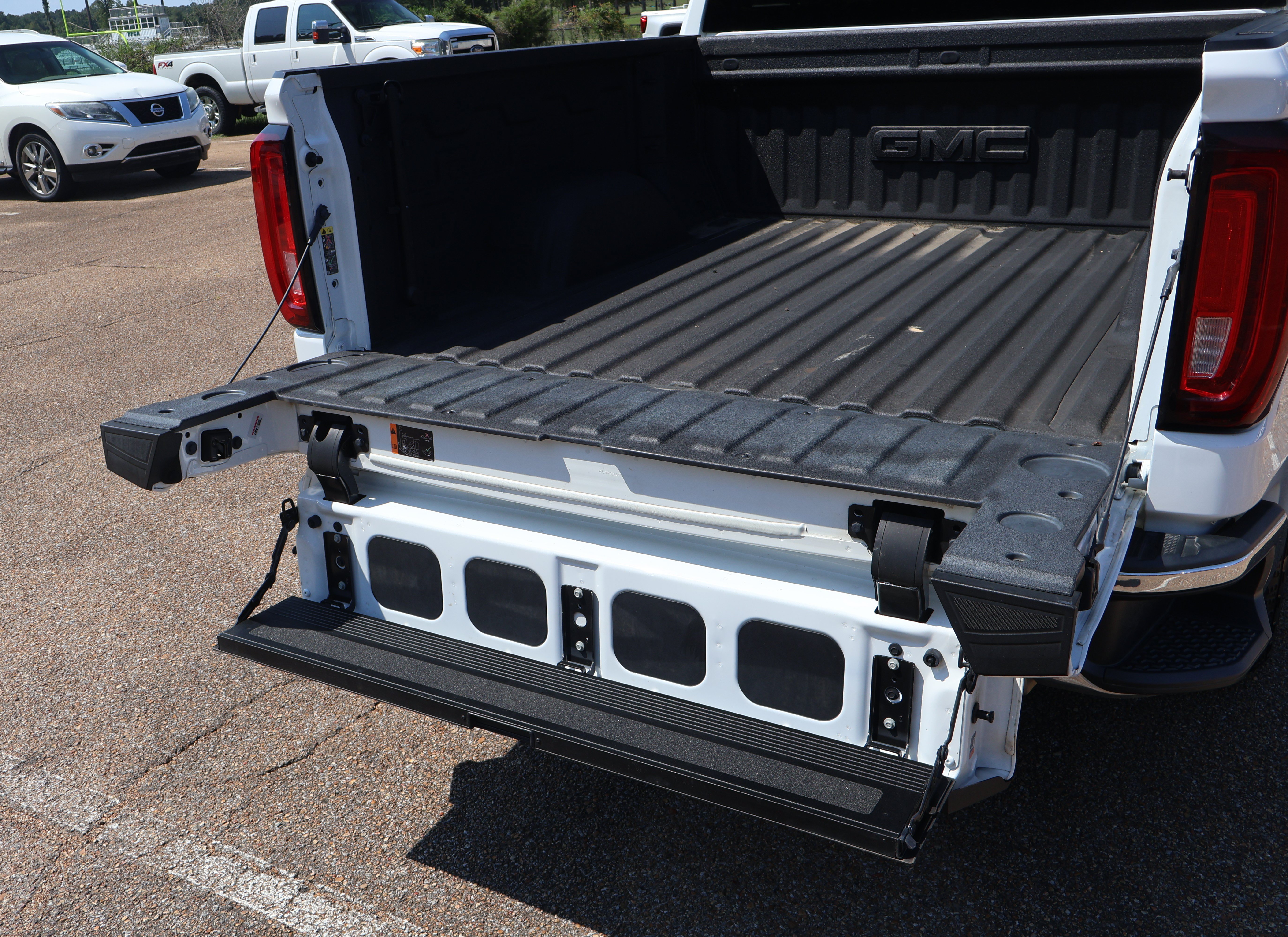 Used 2023 GMC Sierra 1500 SLT w/ SLT Premium Package AWD/4WD image 19