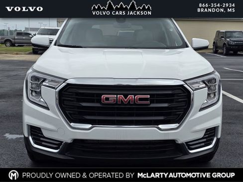 Used 2024 GMC Terrain SLE w/ Driver Convenience Package FWD image 2