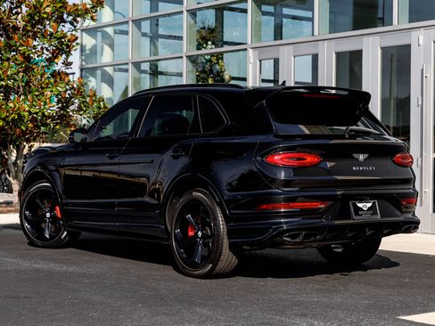 Used 2024 Bentley Bentayga image 3