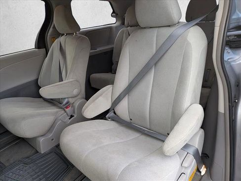Used 2013 Toyota Sienna L image 15