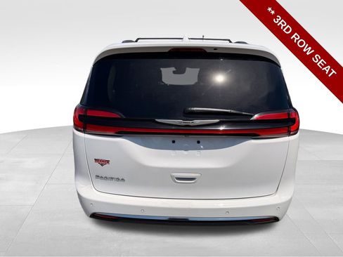Used 2021 Chrysler Pacifica Touring-L FWD image 4